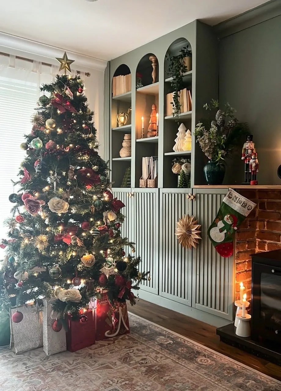 10 Festive Living Room Christmas Decor Ideas That Won’t Break the Bank