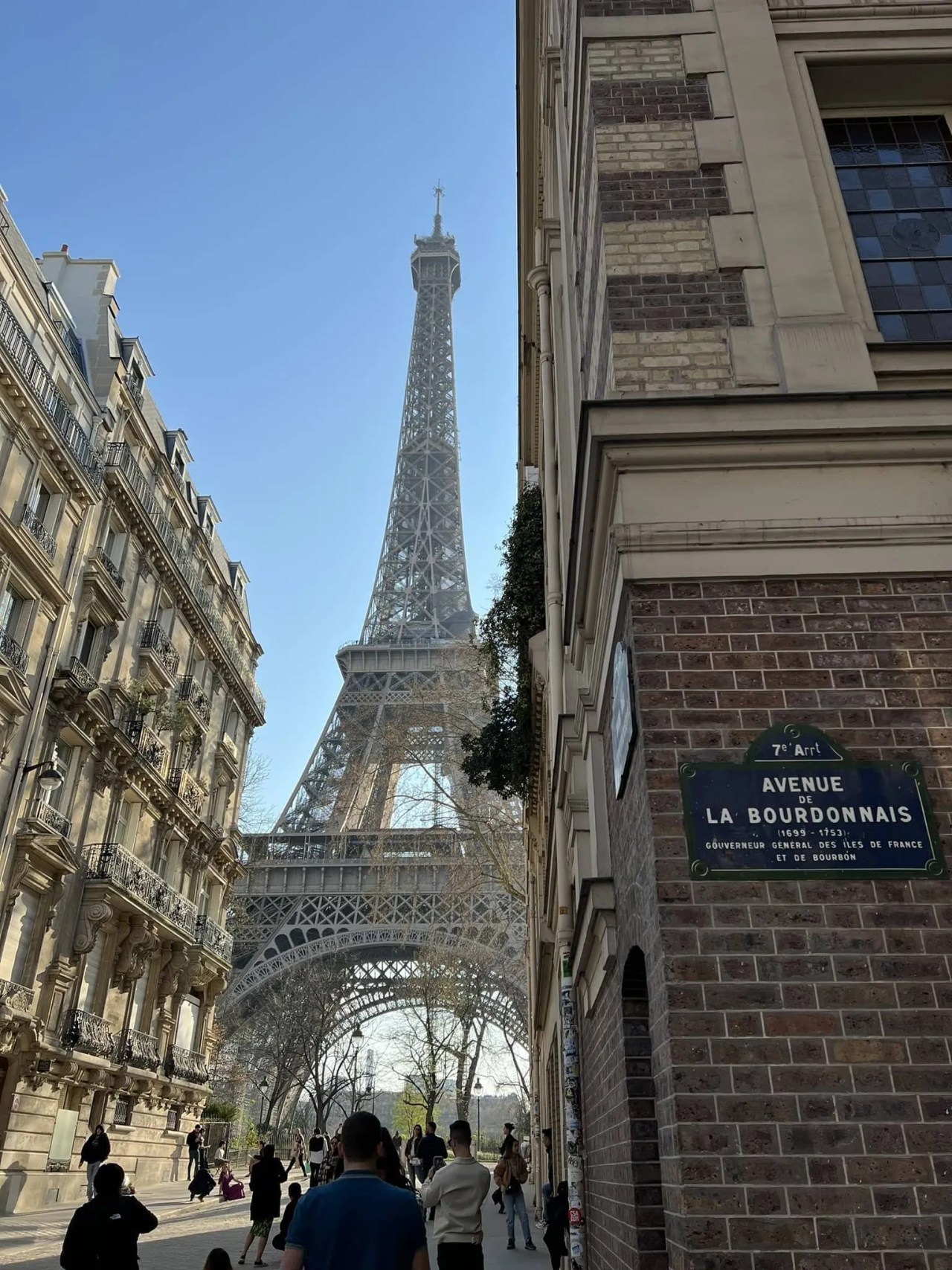 avenue la bourdonnais and the eiffel tower