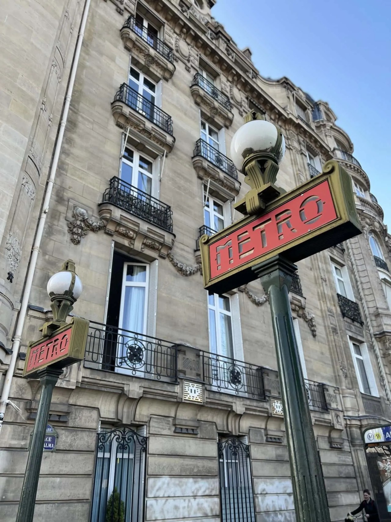 metro sign in paris