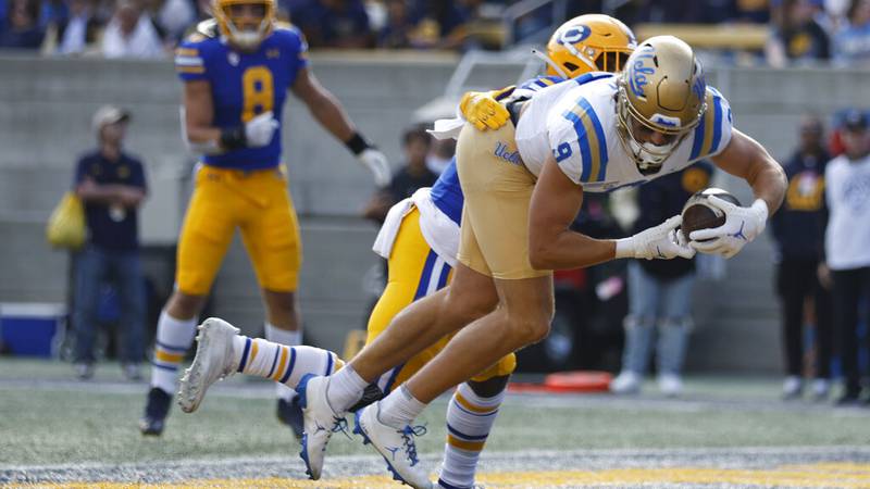 UCLA wide receiver Jake Bobo (9) catches a touchdown in front of California safety Craig...