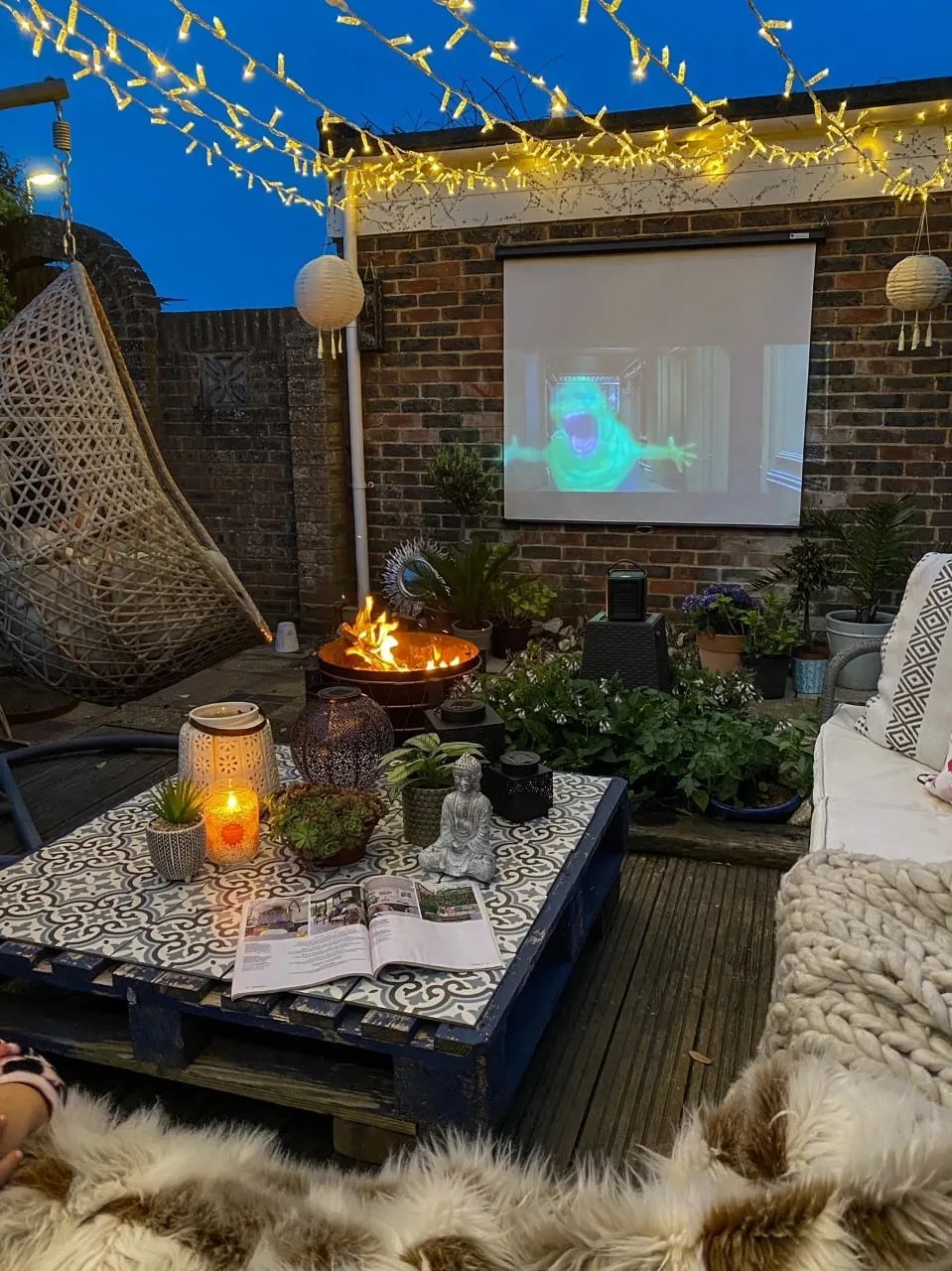 How to Set Up a Snug and Comfortable Outdoor Cinema in Your Garden